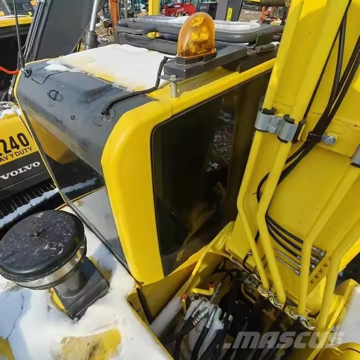 Komatsu PC 210 LC حفارات زحافة