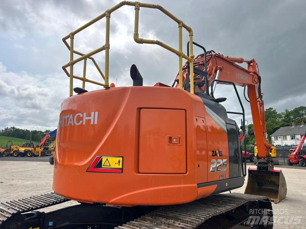 Hitachi ZX225 USLC-7 حفارات زحافة