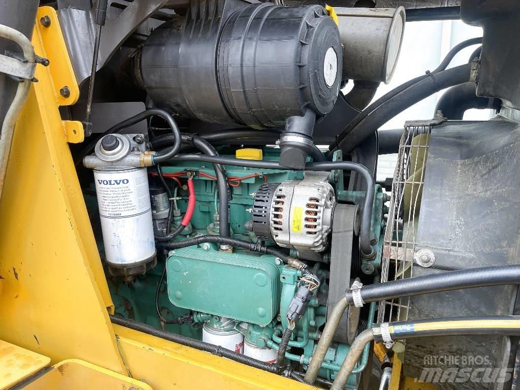 Volvo BL71 لوادر ذات جرافات عكسية