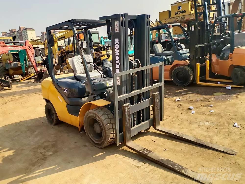Komatsu FD 30 T-16 شاحنات الديزل