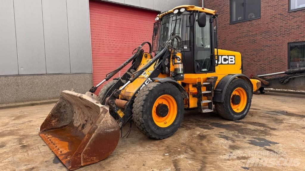 JCB 411 لوادر بعجل