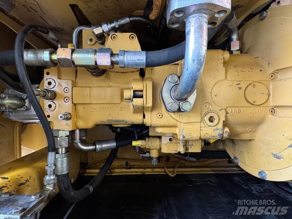 CAT M 318 C حفارات بعجل