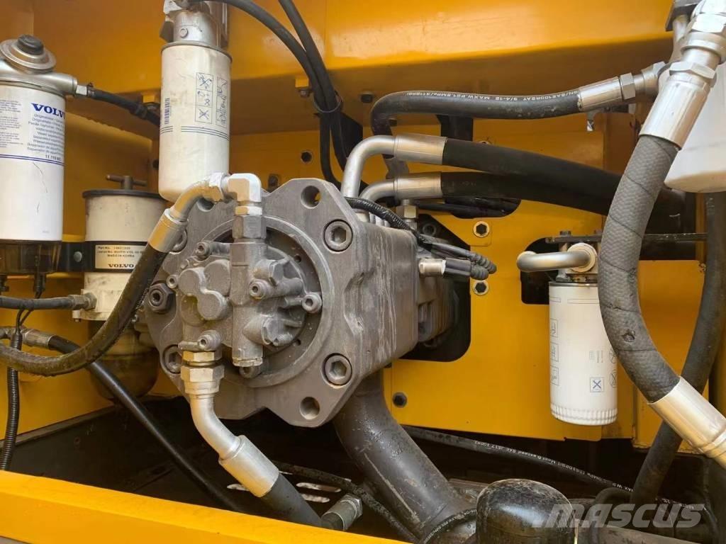 Volvo EC 300 D حفارات زحافة
