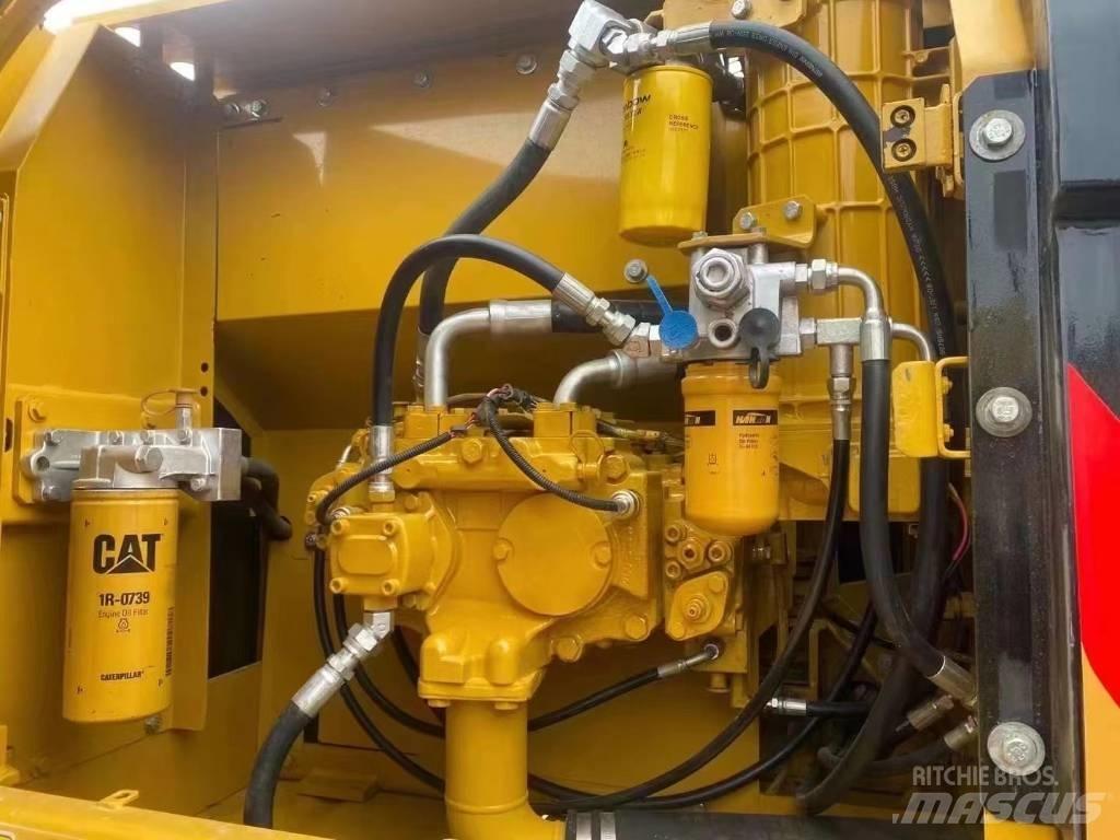 CAT 320 D حفارات زحافة