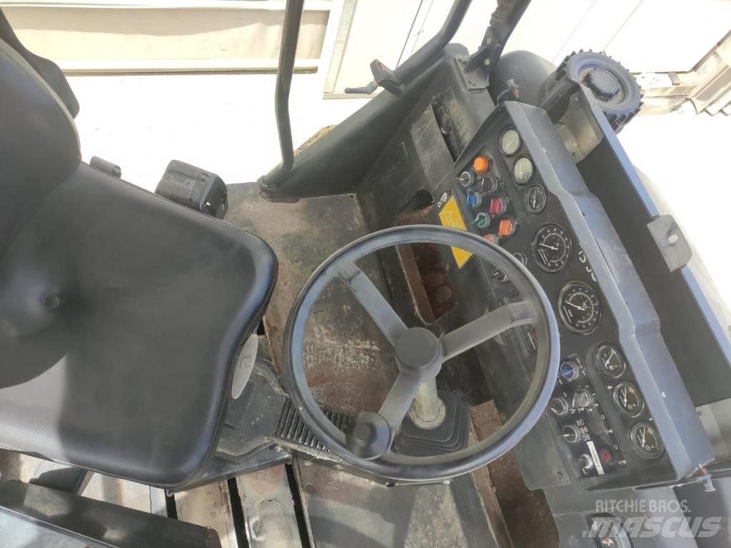 Dynapac CC 232 HF مداحل ثنائية الاسطوانة