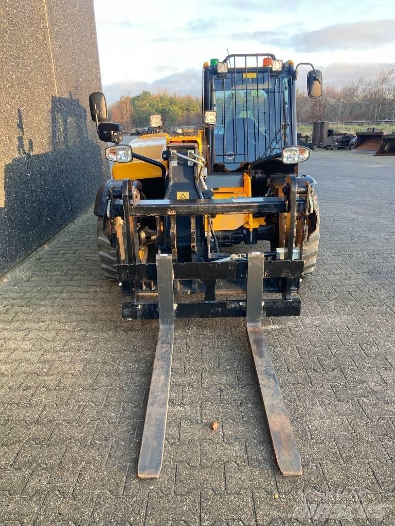 JCB 525-60 E مناولات متداخلة