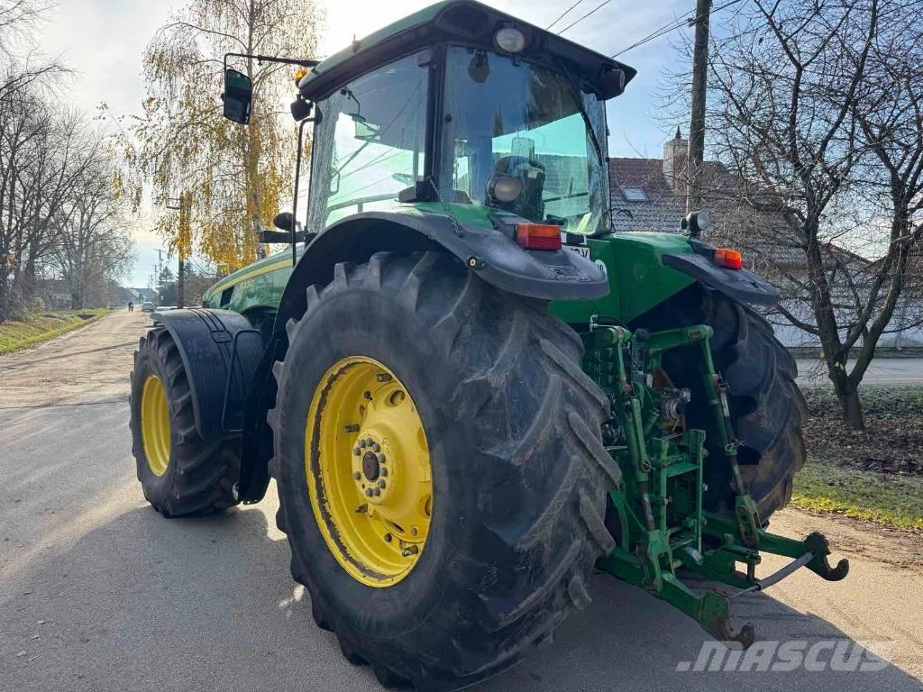 John Deere 8330 الجرارات