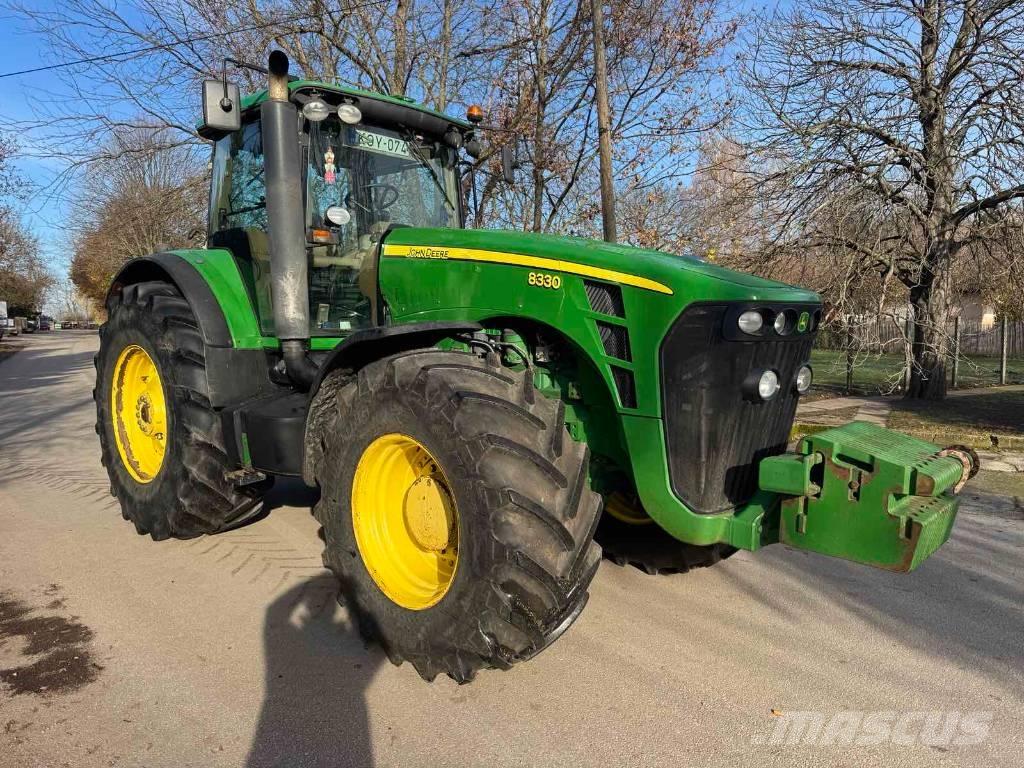 John Deere 8330 الجرارات