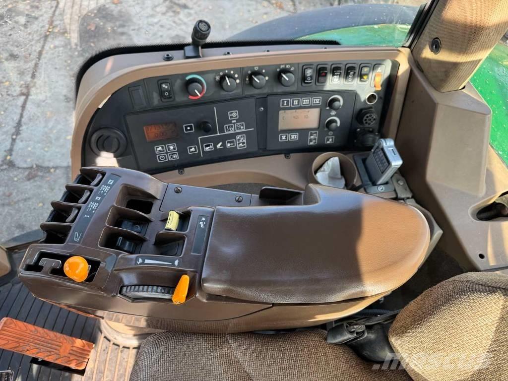 John Deere 8330 الجرارات