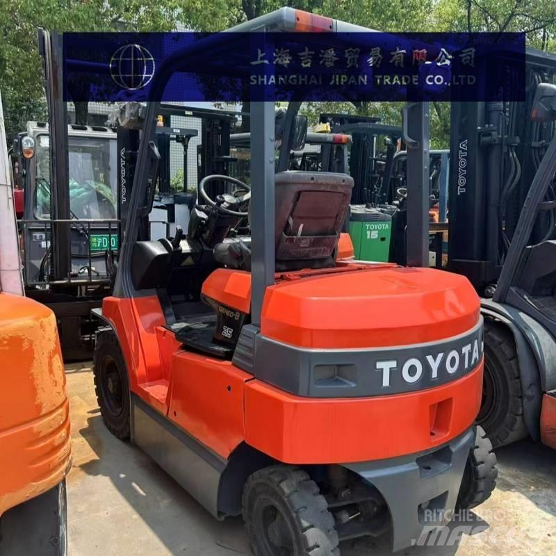 Toyota 7 FB 25 شاحنات ذات رافعات شوكية تعمل بالكهرباء