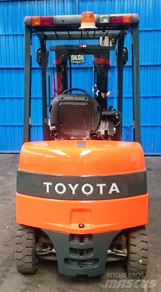 Toyota 7 FBMF 25 شاحنات ذات رافعات شوكية تعمل بالكهرباء