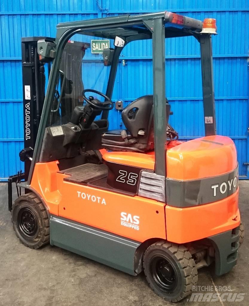 Toyota 7 FBMF 25 شاحنات ذات رافعات شوكية تعمل بالكهرباء