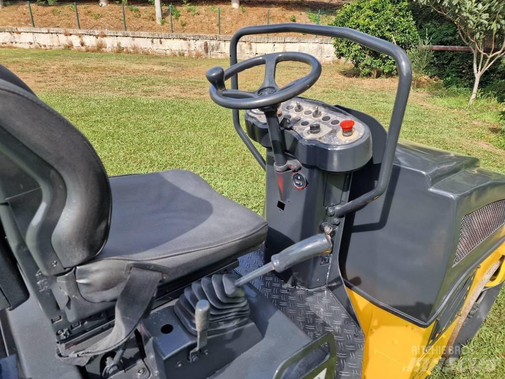 Bomag BW 100 مداحل ثنائية الاسطوانة