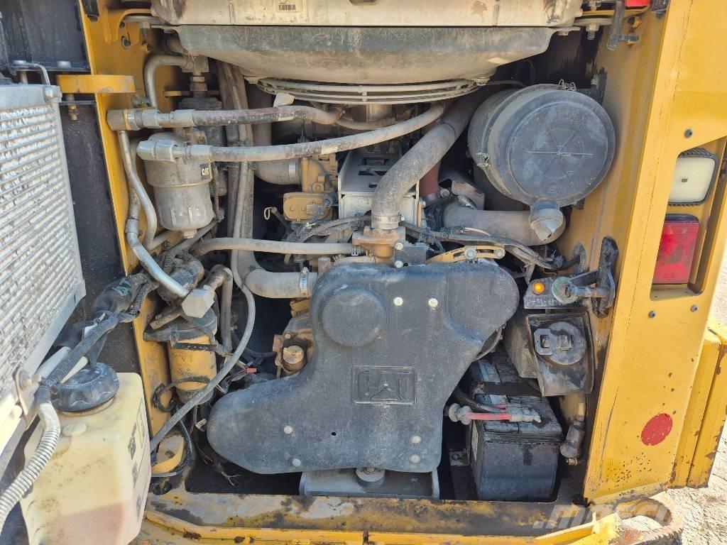 CAT 272 D لوادر انزلاقية التوجيه