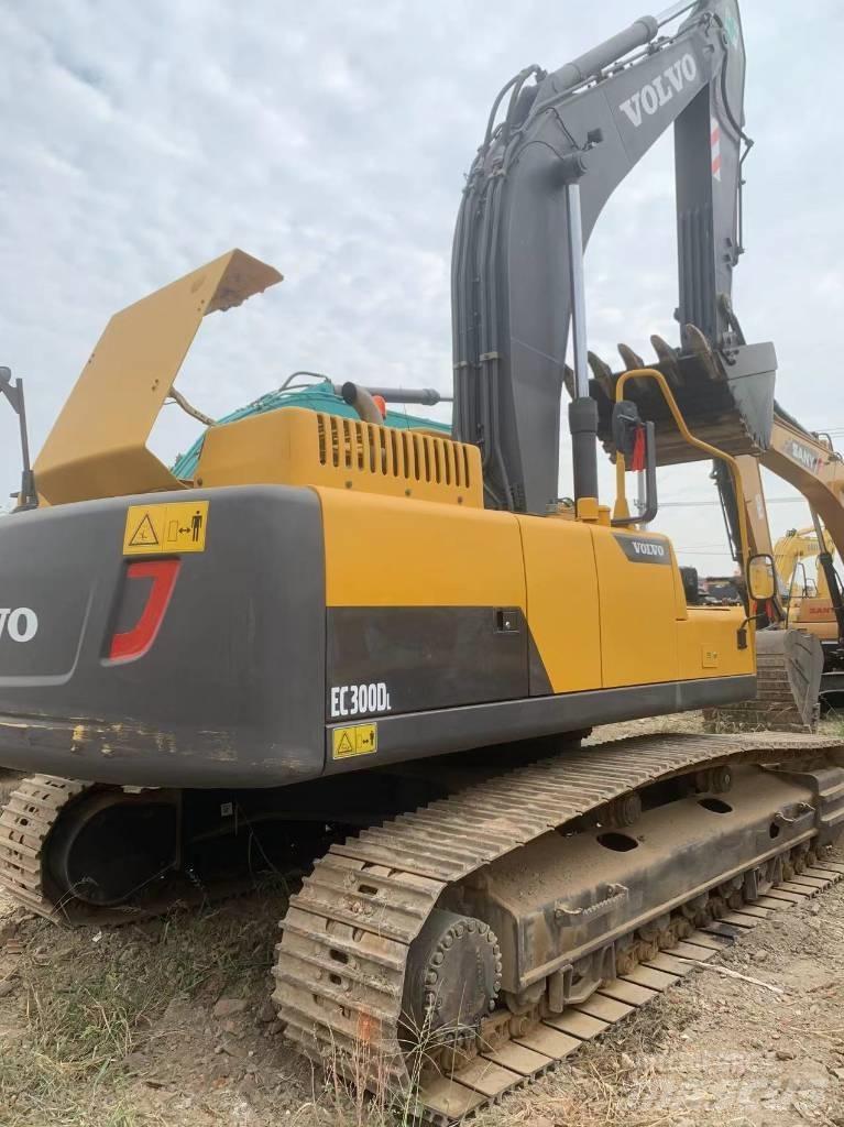 Volvo EC 300 D L حفارات زحافة