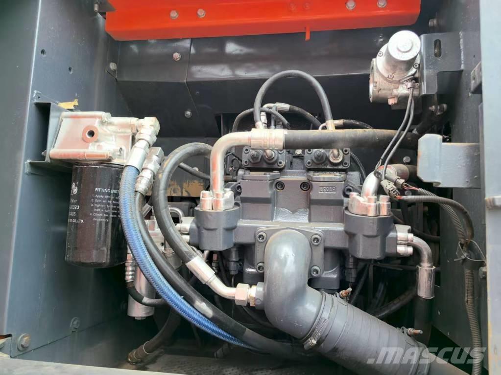 Hitachi ZX 240 HG حفارات زحافة