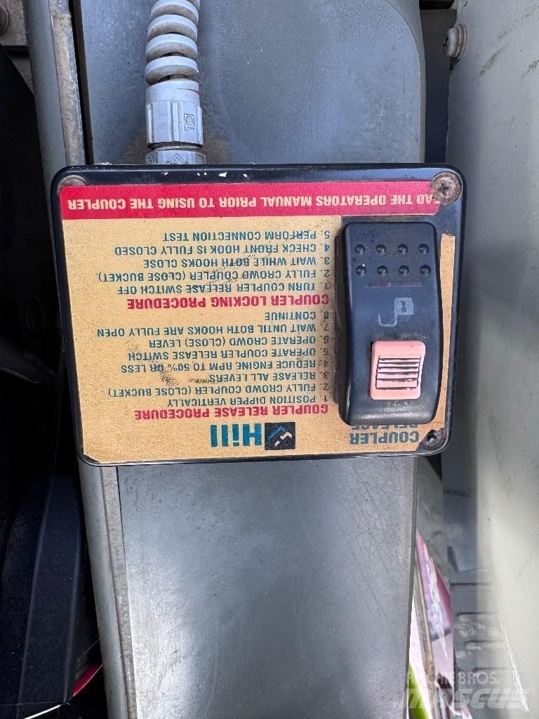 Takeuchi TB 295 W حفارات بعجل
