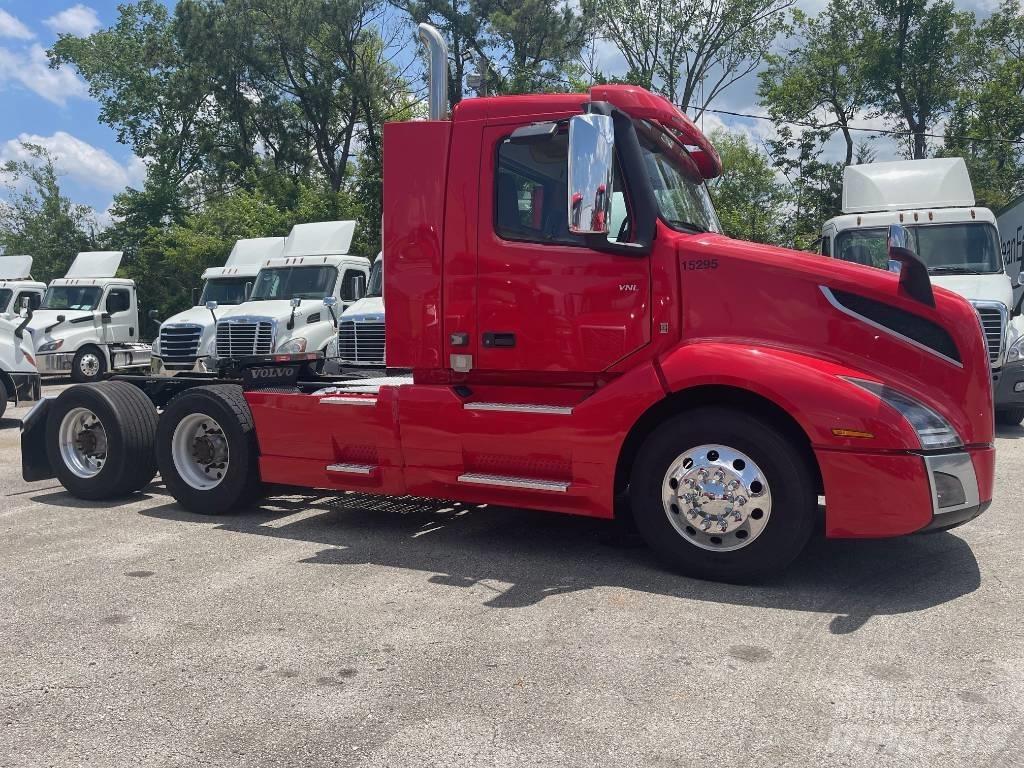 Volvo VNL64T300 وحدات الجر