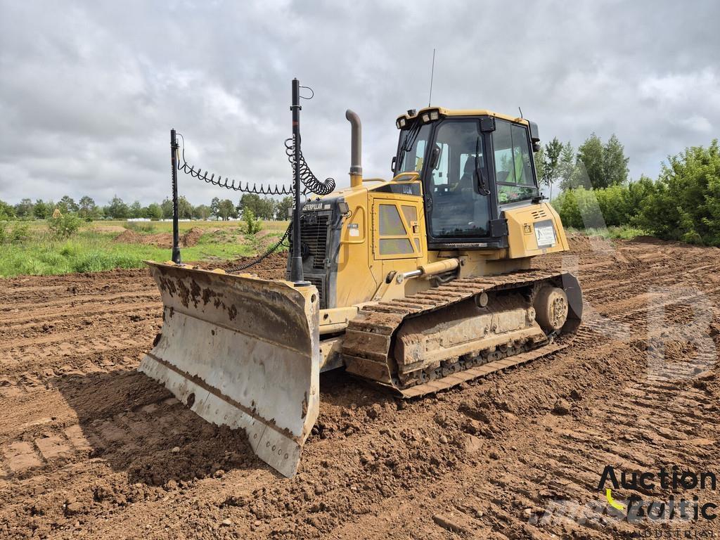 CAT D 6 K بلدوزرات مجنزرة