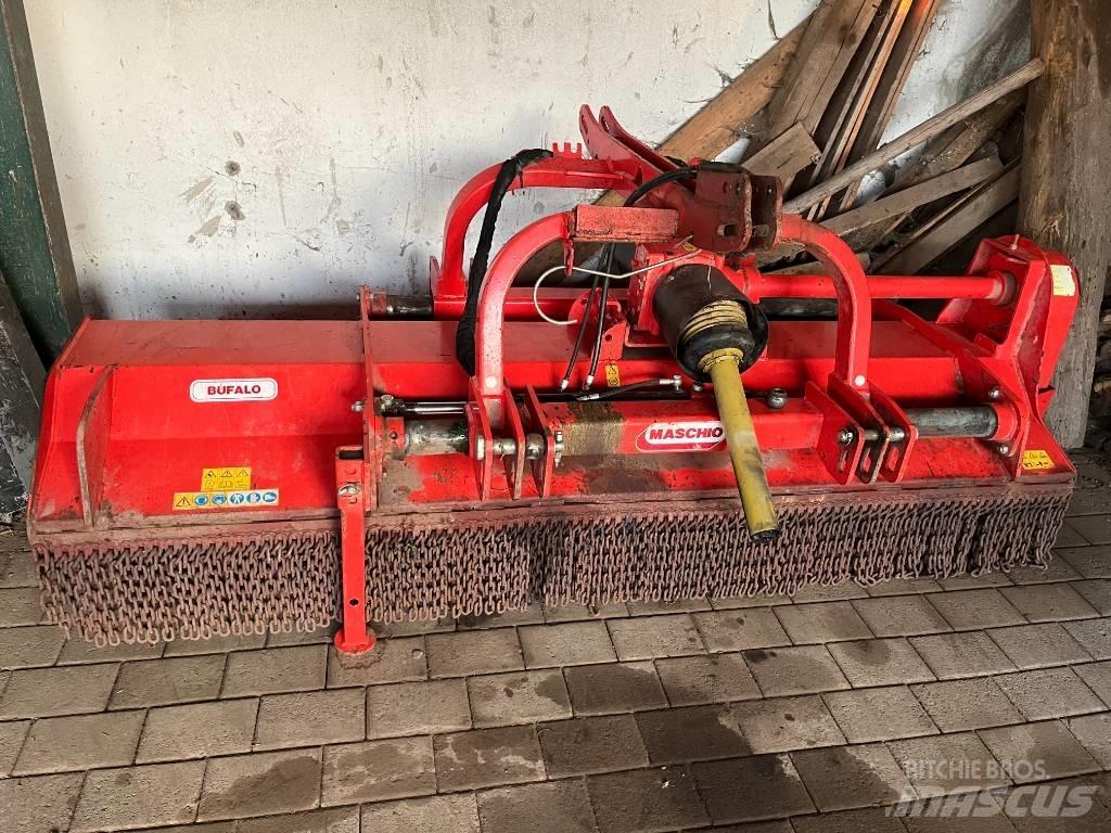 Maschio Bufalo 280 جزازات وأغطية المراعي