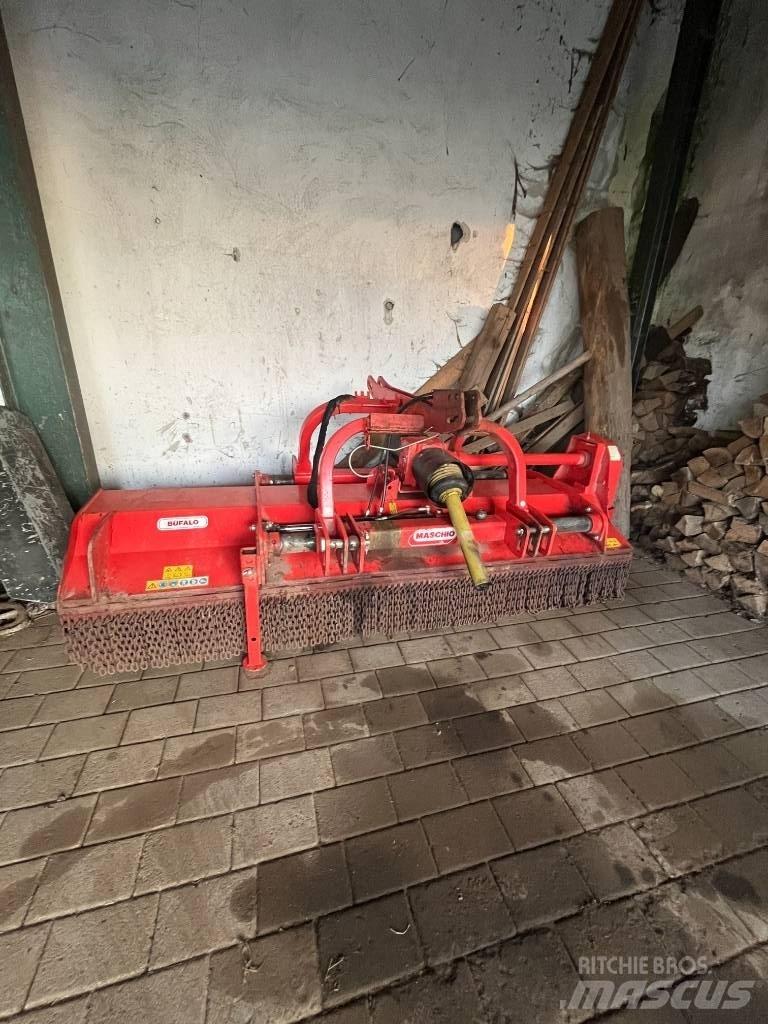 Maschio Bufalo 280 جزازات وأغطية المراعي