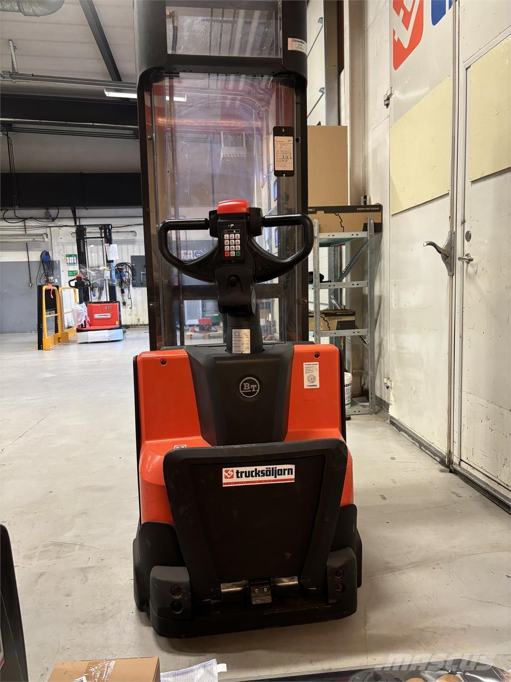 Toyota SWE120 شاحنات مناولة ذاتية الدفع