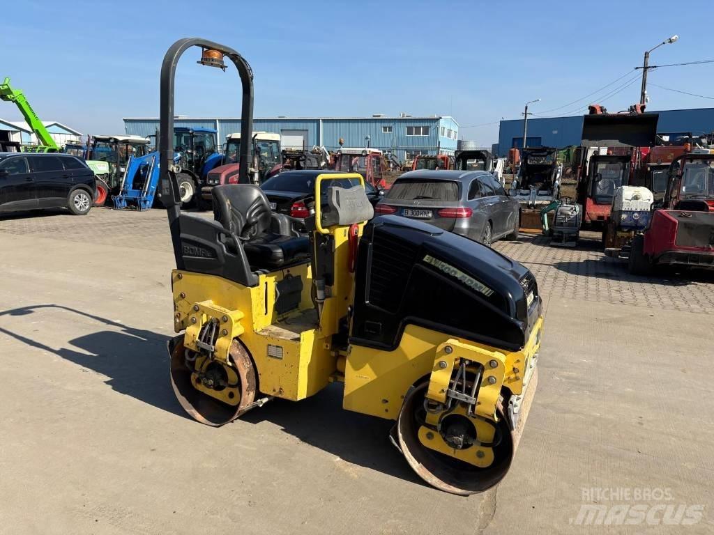 Bomag BW 100 AD-5 مداحل ثنائية الاسطوانة