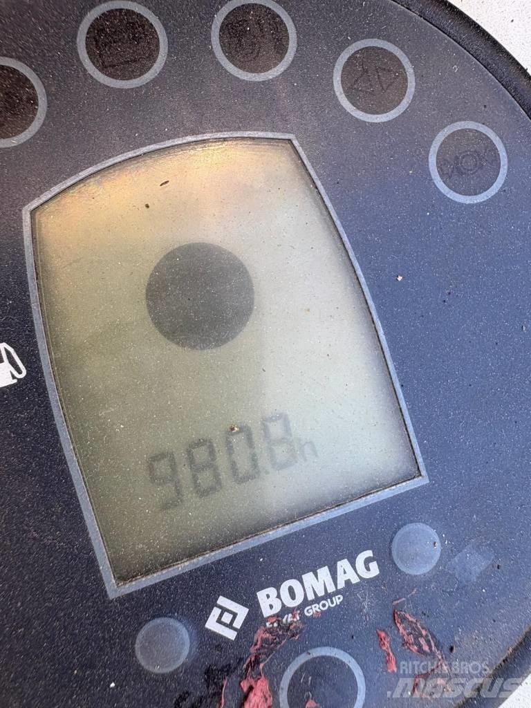 Bomag BW 100 AD-5 مداحل ثنائية الاسطوانة