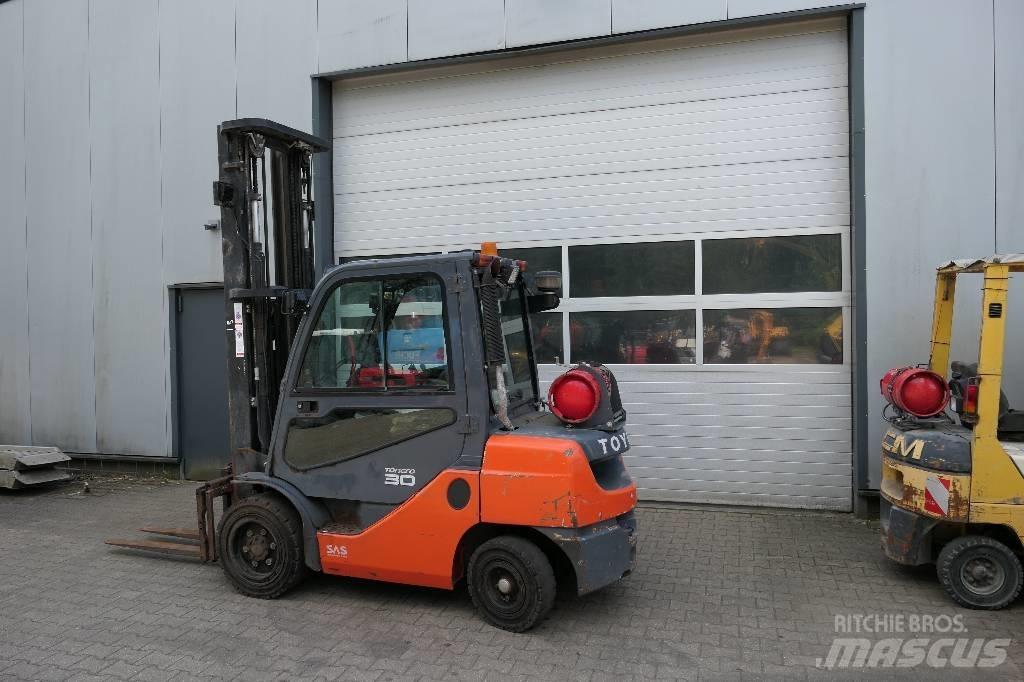 Toyota 02-8 FGF 30 شاحنات LPG