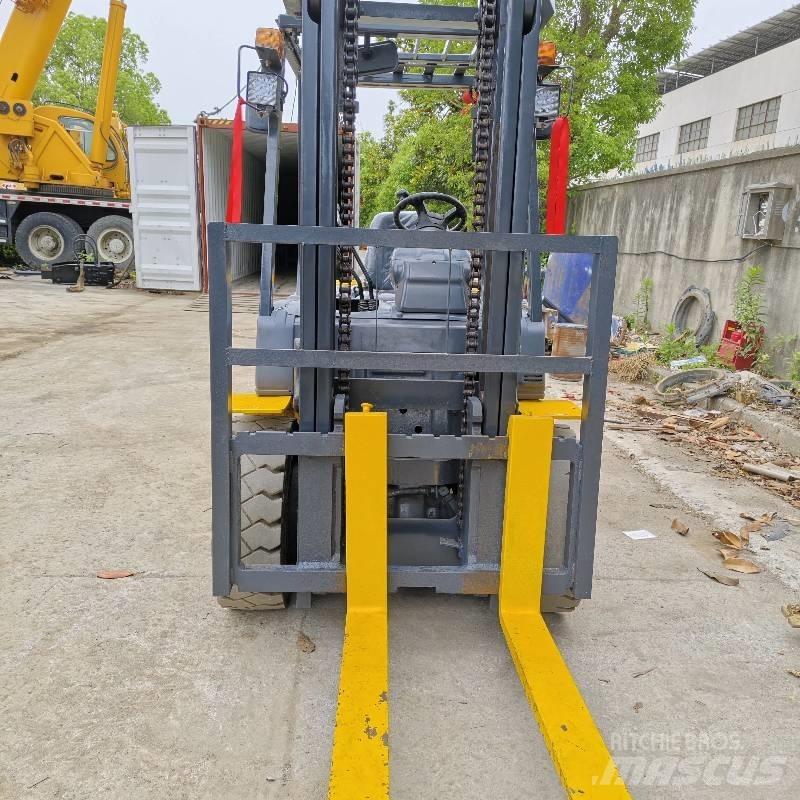 Komatsu 30 شاحنات الديزل