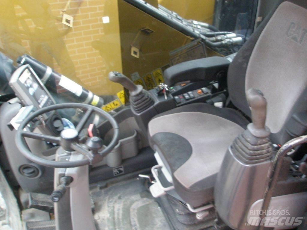 CAT M318D حفارات بعجل