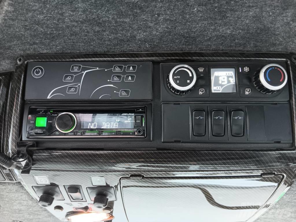 Valtra T 214 D الجرارات