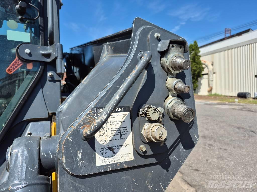 John Deere 331G لوادر انزلاقية التوجيه