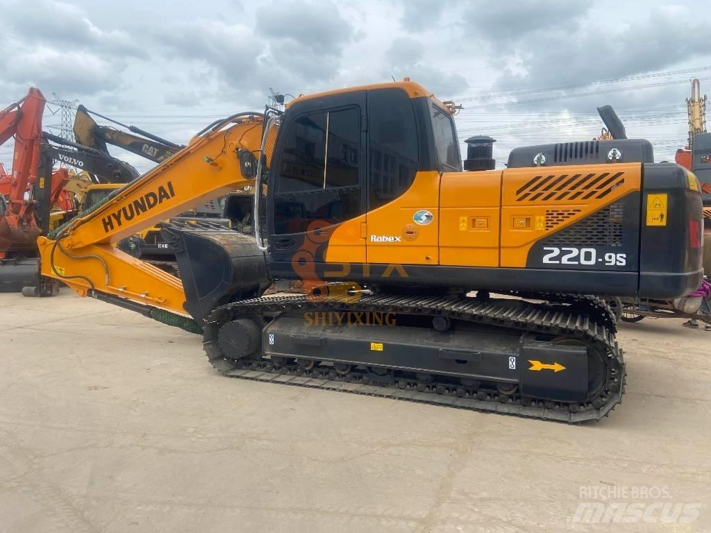 Hyundai Robex 220 حفارات زحافة