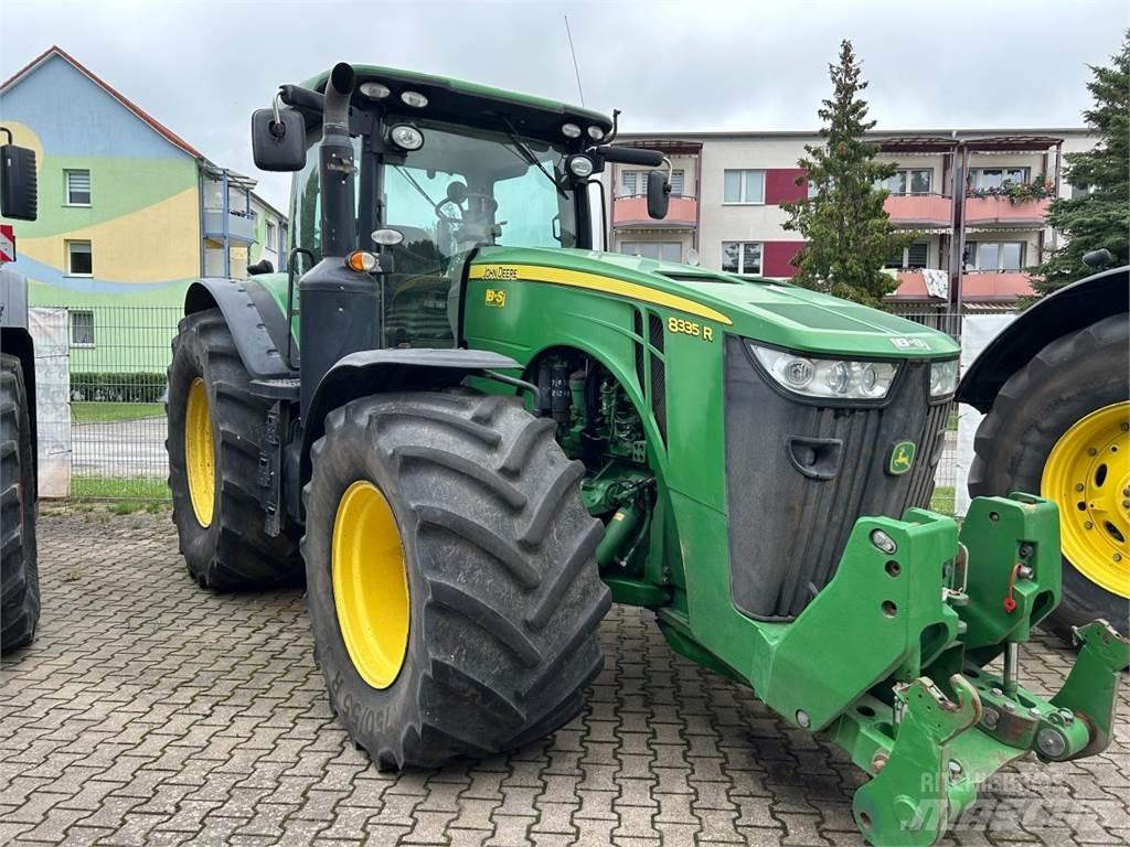 John Deere 8335R الجرارات
