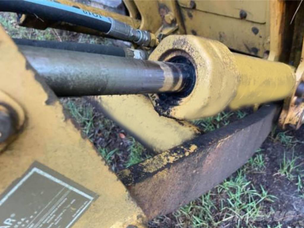 CAT D 5 G بلدوزرات مجنزرة