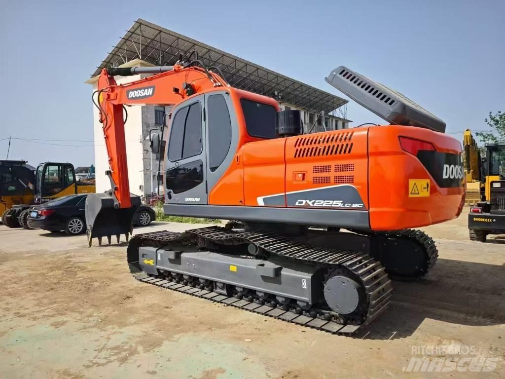 Doosan DX 225 LC حفارات زحافة