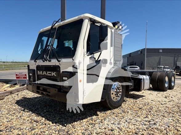 Mack LR64R شاحنات بمقصورة وهيكل