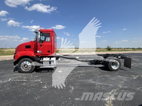 Mack MD6 شاحنات بمقصورة وهيكل