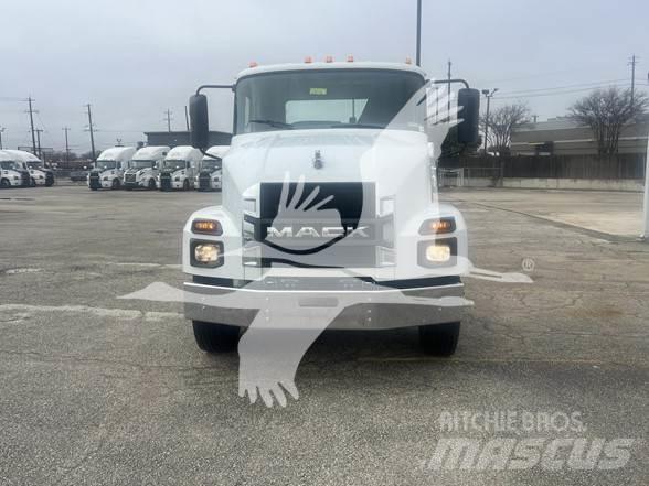 Mack MD6 شاحنات بمقصورة وهيكل
