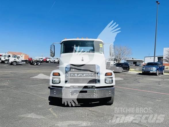 Mack MD6 شاحنات بمقصورة وهيكل