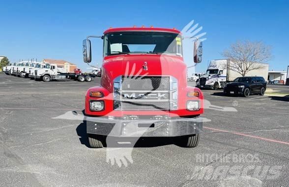 Mack MD6 شاحنات بمقصورة وهيكل