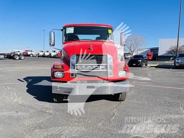 Mack MD6 شاحنات بمقصورة وهيكل