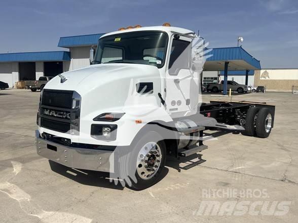 Mack MD6 شاحنات بمقصورة وهيكل