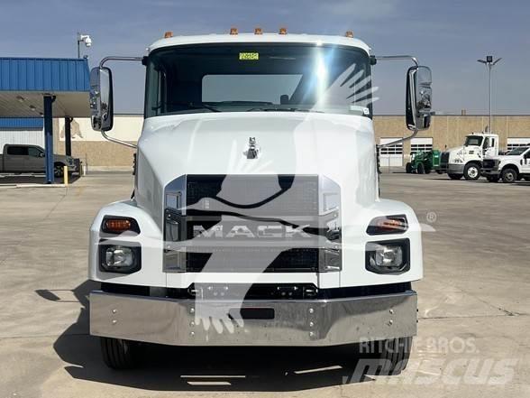 Mack MD6 شاحنات بمقصورة وهيكل