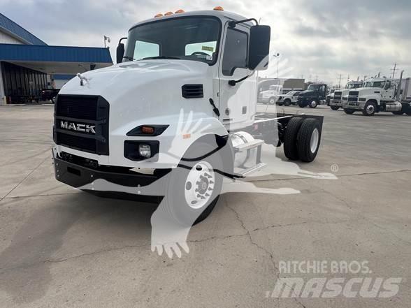 Mack MD6 شاحنات بمقصورة وهيكل