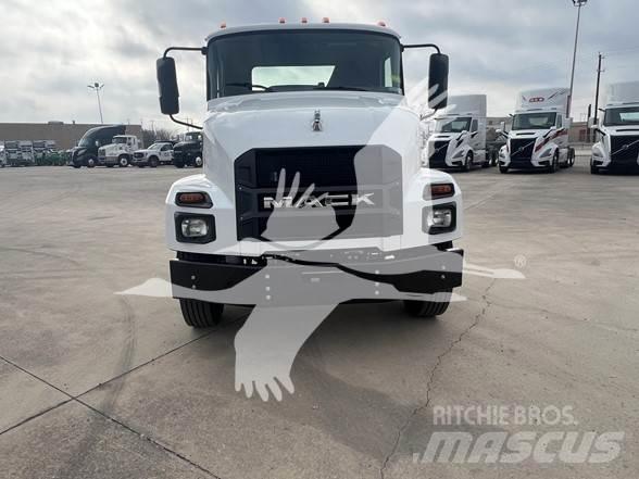 Mack MD6 شاحنات بمقصورة وهيكل
