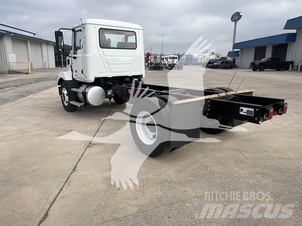 Mack MD6 شاحنات بمقصورة وهيكل