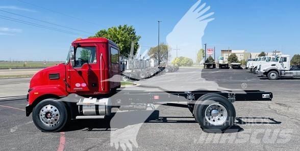 Mack MD6 شاحنات بمقصورة وهيكل
