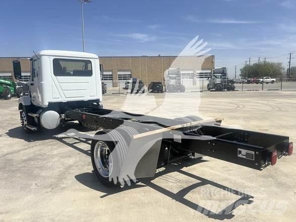 Mack MD6 شاحنات بمقصورة وهيكل